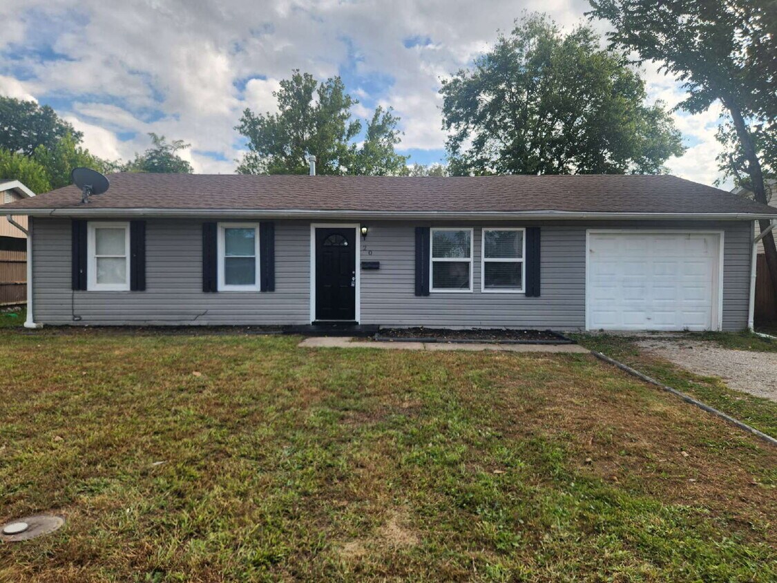 Foto principal - Charming 4-Bedroom Gem in Cahokia Heights!