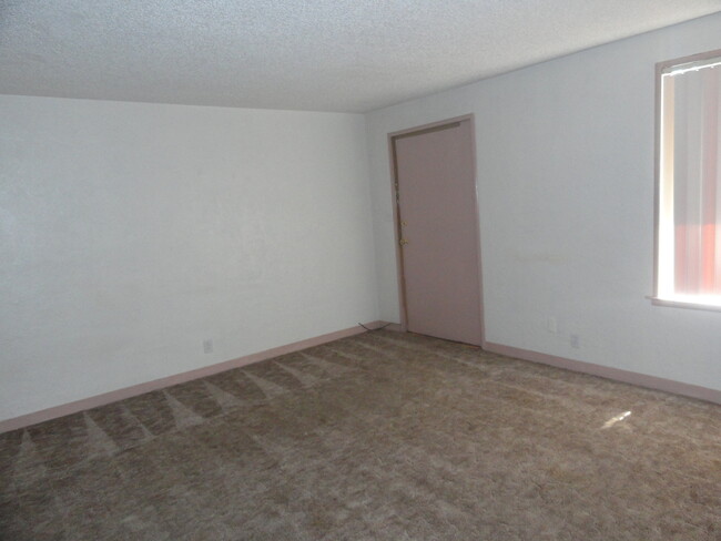 Building Photo - Adorable 2 Bedroom 1 Bath Duplex In Lakewood!