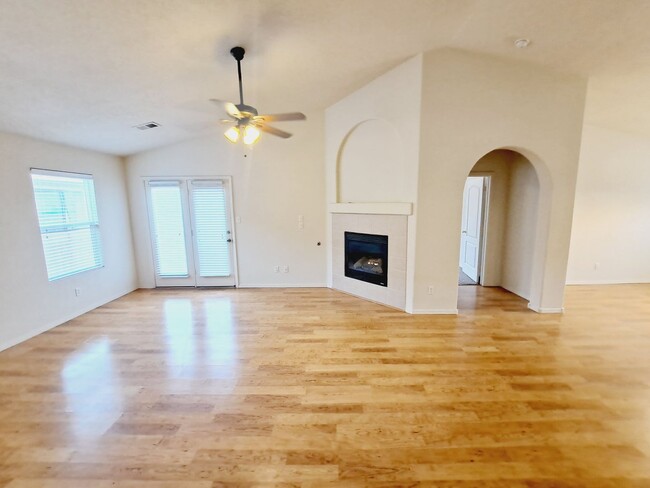 Building Photo - 3 bed 2 bath 1575 sq ft home in Huning Ran...