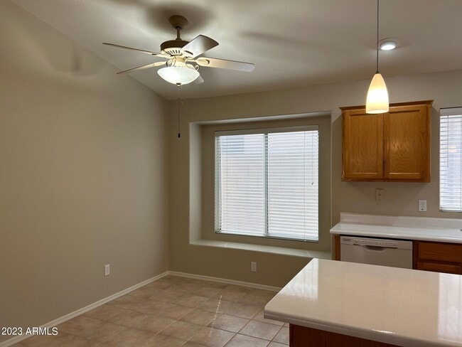 Building Photo - 2122 E Rockwood Dr