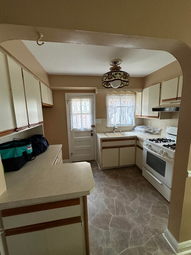 Kitchen - 309 Burbank Ave