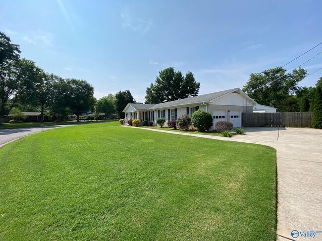Building Photo - 3204 Beverly Dr SW