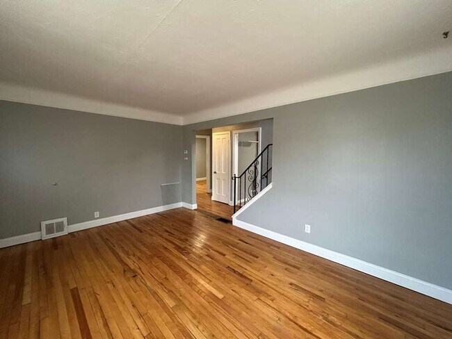 Foto del edificio - ? Beautiful 3-Bedroom Brick Bungalow in the Heart of Wickliffe ?