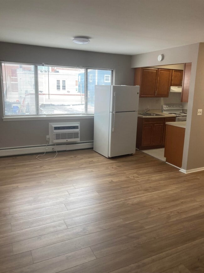 230 68th St, Guttenberg, NJ 07093 Room for Rent in Guttenberg, NJ