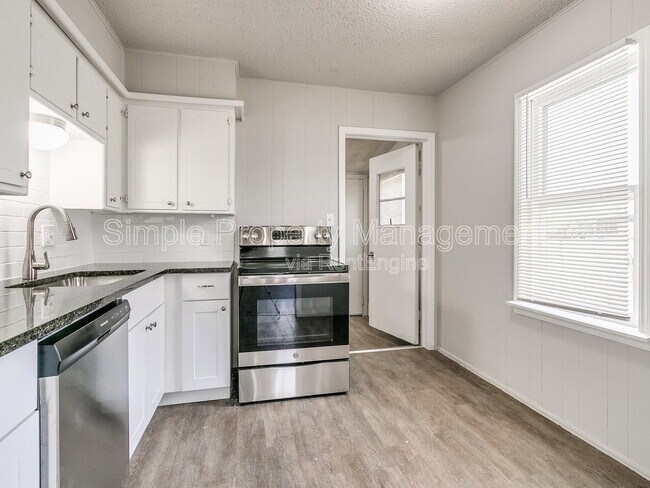 Foto del edificio - 4007 N Rockwell Ave