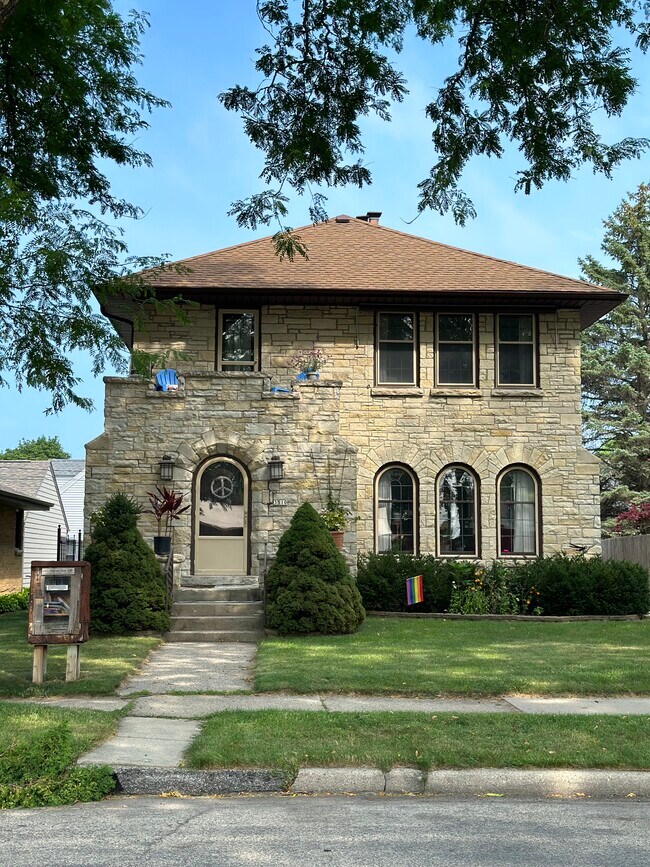 Building Photo - 3508 S Pine Ave