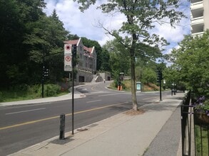 Building Photo - 1250 Av des Pins O