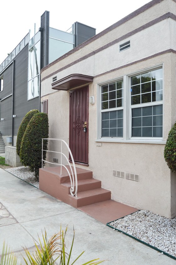 Primary Photo - 2303 Oakwood Ave