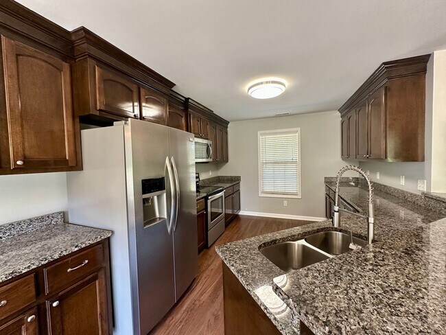 Building Photo - Charming 3 Bedroom 2 Bath with Modern Upgr...