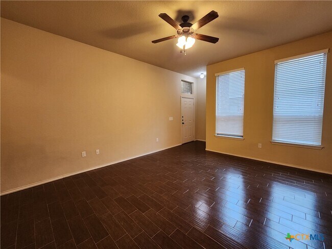 Foto del edificio - 622 Creekside Cir