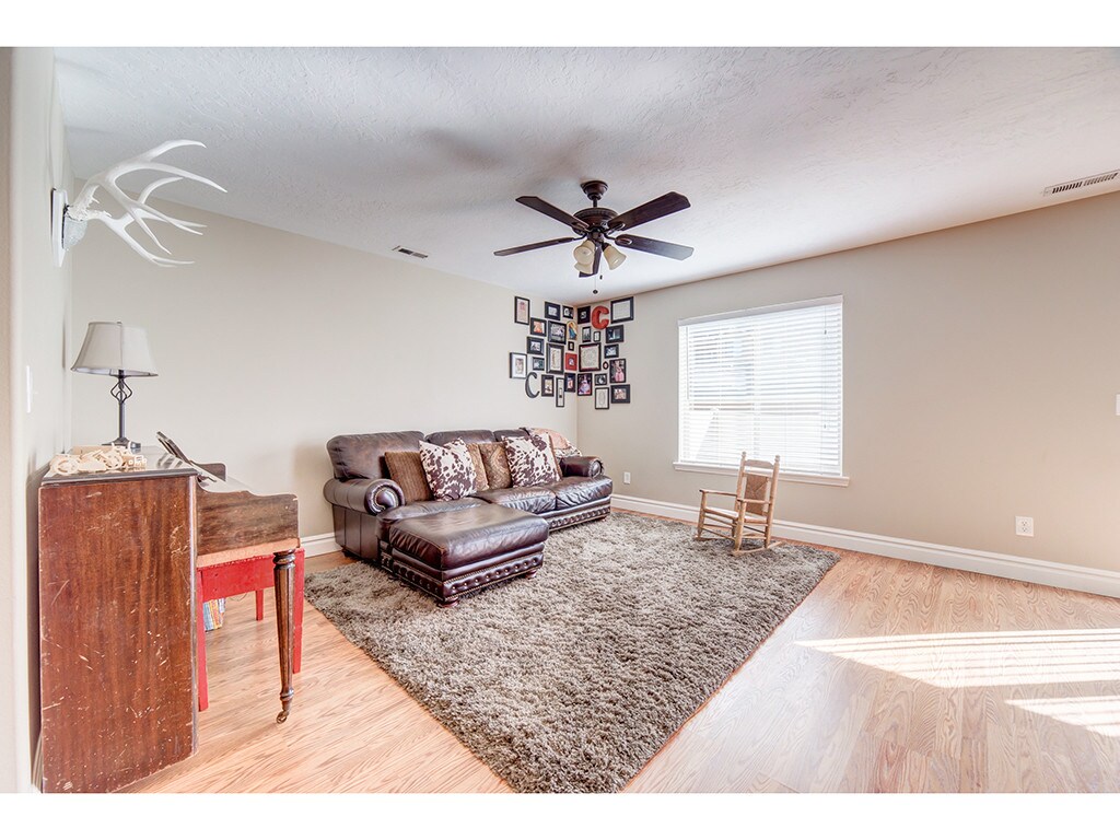 Primary Photo - 581 S 910 W