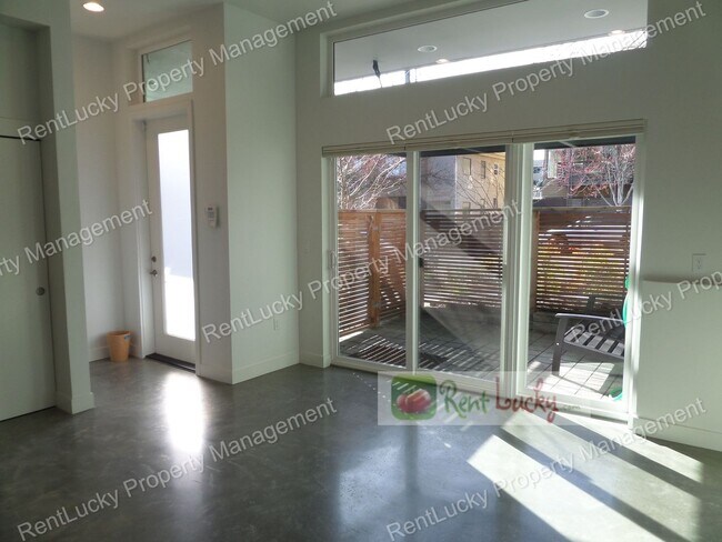 Foto del edificio - Spectacular VIEW 2 Bedroom+Den Townhome, Zoned For Residential & Commercial Use! Live and Work in...