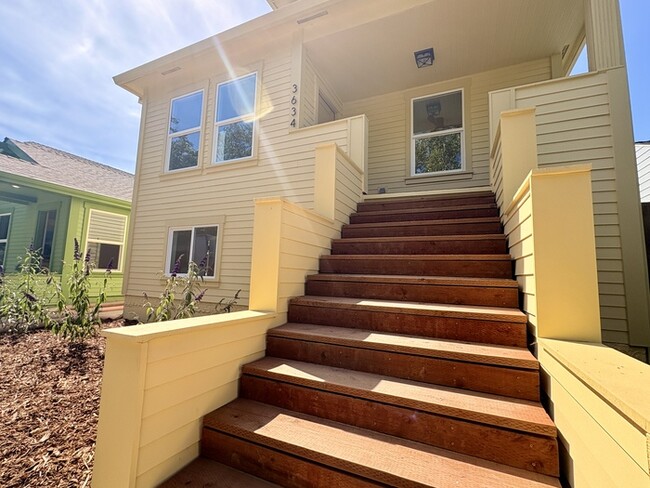 Building Photo - Beautifully updated 2/1 in North Oak Park! Located Close to UC Davis Med Center + MgGeorge Law Sc...