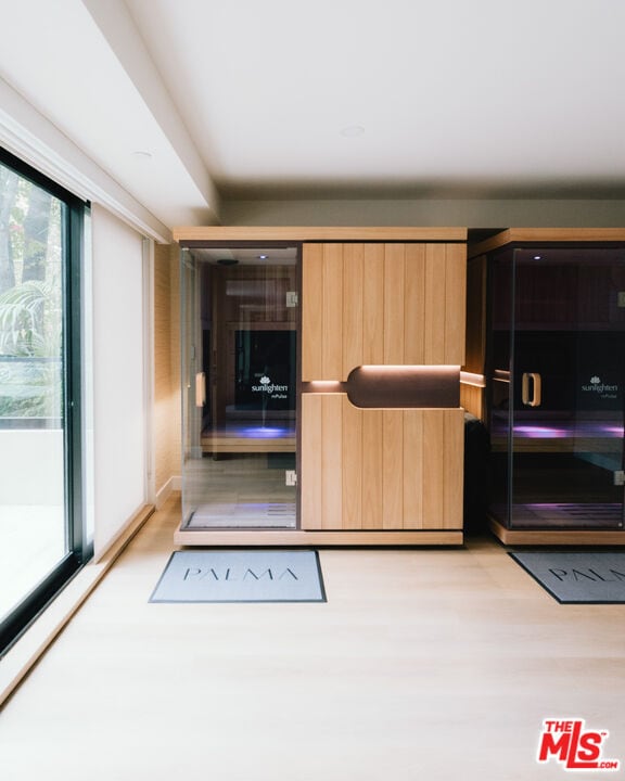 Foto del edificio - 350 N Palm Dr