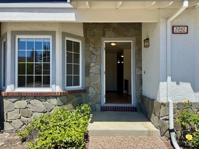 Foto del edificio - Move-in ready, Charming single level 4 bedroom, 2  bath home in San Ramon!