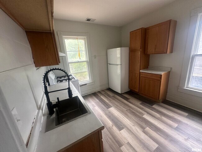 Foto del edificio - 723 W Armstrong Ave