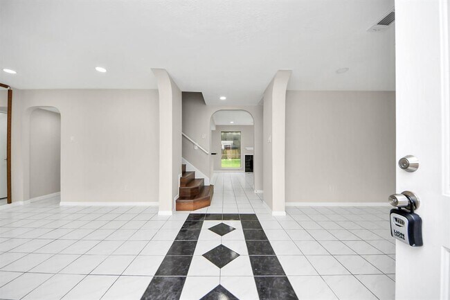Foto del edificio - 16731 Sussex Dr