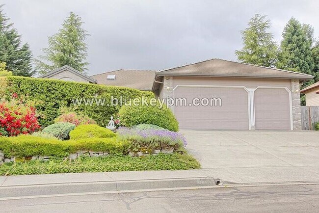 Foto del edificio - 4 Bed, 2 Bath Home on a Cul-de-sac in Lake...