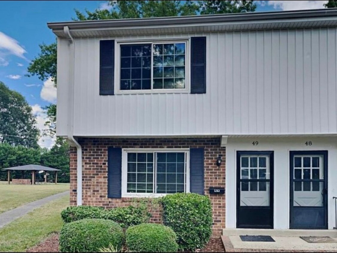 Foto principal - 2 Bedroom Townhome in Chapel Hill