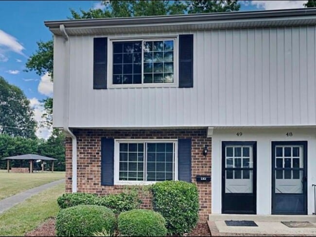 Building Photo - 1002 Willow Dr