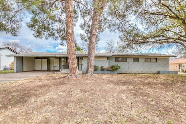 Foto del edificio - COMING SOON!! 3 Bedroom Home in College Hills!!