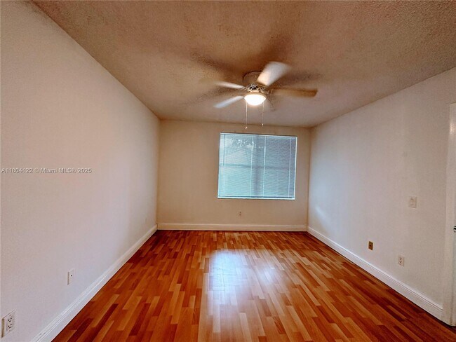 Foto del edificio - 4521 W McNab Rd