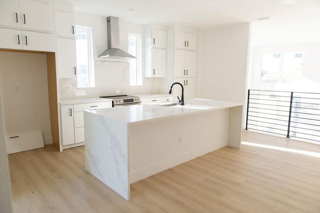 Building Photo - 3826 Pompano Dr SE