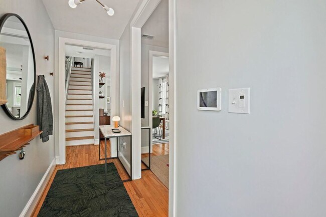 Building Photo - Contemporary Three-Bedroom in the Heart of...