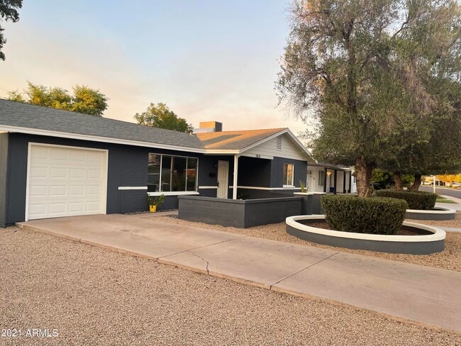 Building Photo - 1816 E Minnezona Ave