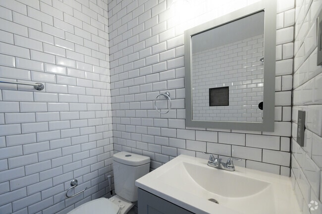 2BR, 1BA - 850SF - Bathroom - Meridian Apartments