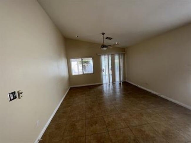 Building Photo - Great Single Story in Silverado Ranch Area