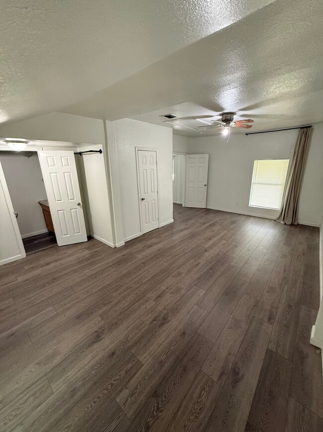 Building Photo - 208 Fesmire Ave