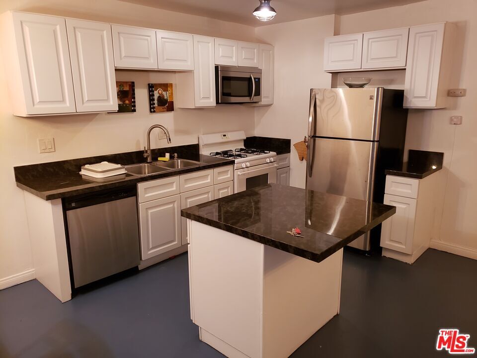 Foto principal - 13757 Vanowen St
