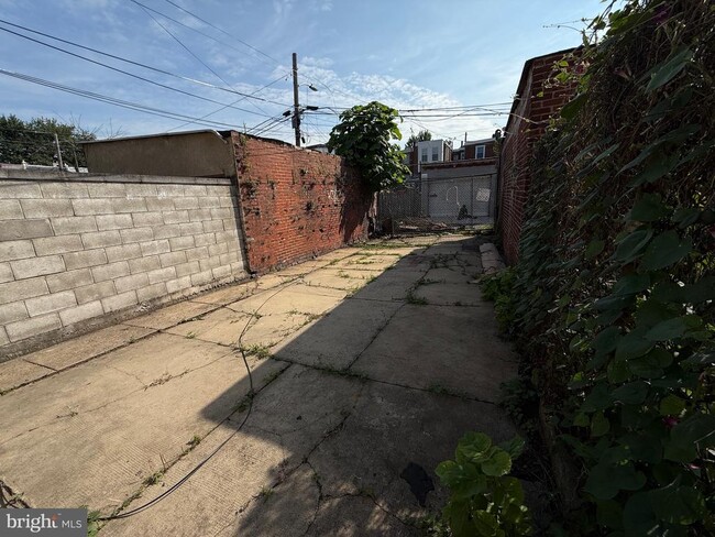 Building Photo - 2013 E Stella St