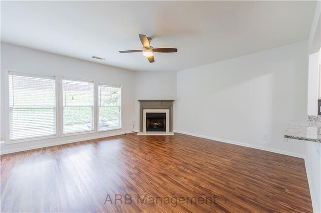 Foto del edificio - 4922 Sherwood Way