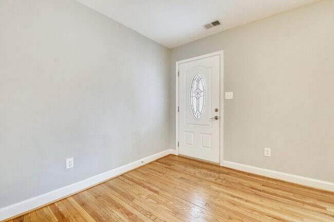 Foto del edificio - 8307 Roanoke Ave