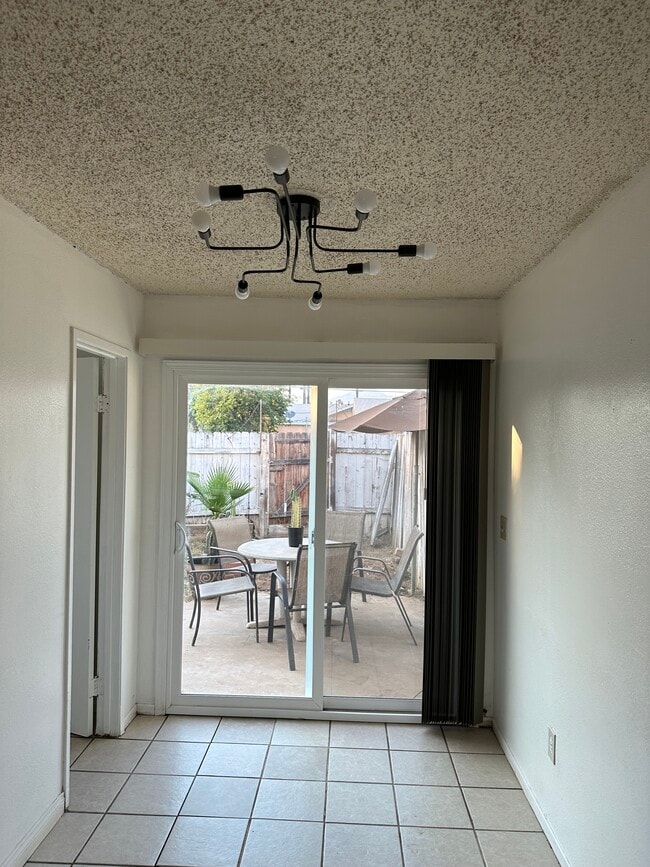 Building Photo - 1131 Cero Ct