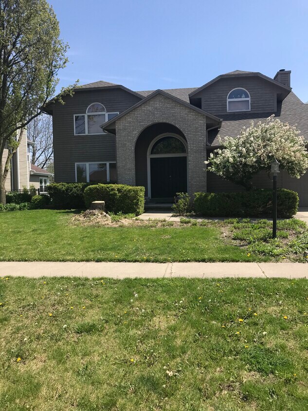 2704 Cherry Hills Dr, Champaign, IL 61822 House for Rent in Champaign