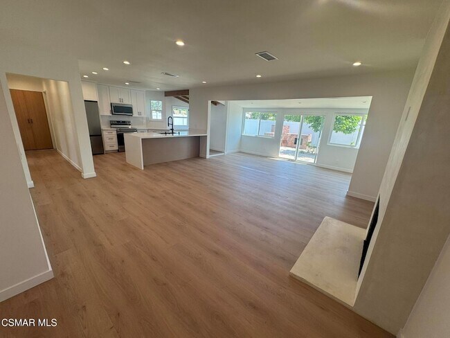 Foto del edificio - 21420 Chatsworth St