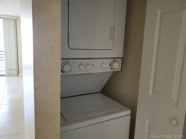Building Photo - Royal Oaks Condo