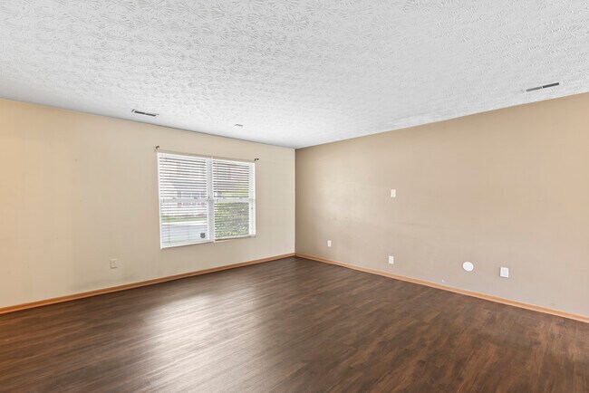 Building Photo - 6306 Pompano St