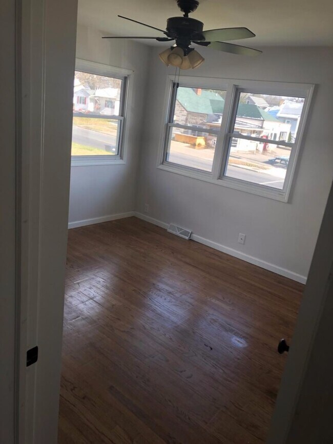 Building Photo - 3 Bedroom, 2 Bath Single Family Home in Cl...
