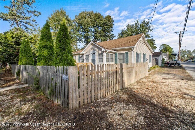 Building Photo - 502 Woodpark Dr