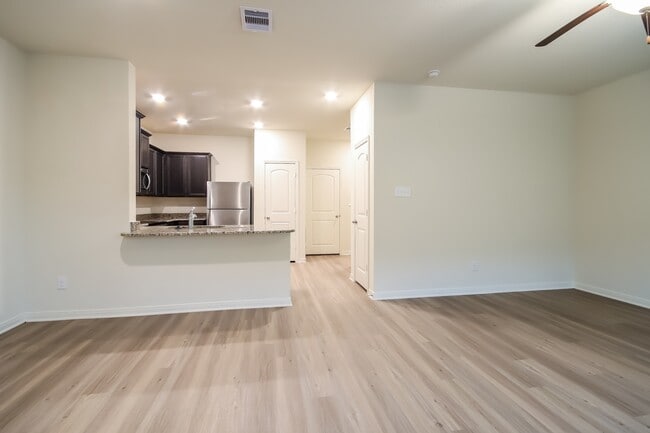 Building Photo - 582 Solomon Ln