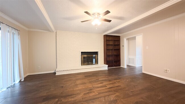 Foto del edificio - 2027 Whispering Springs Dr