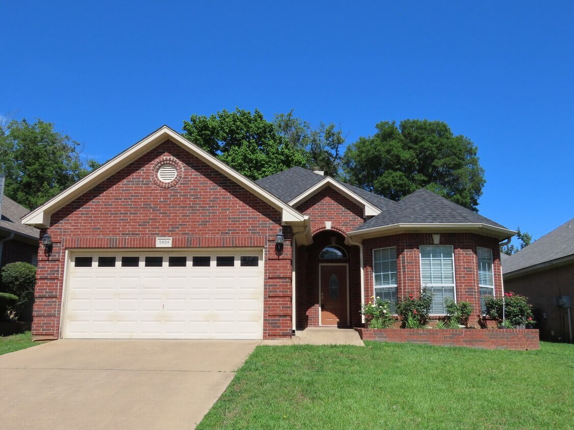Foto principal - Cozy 3 Bedroom 2 Bathroom In Tyler!!