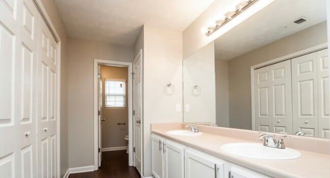 Building Photo - 420 Cathedral Dr