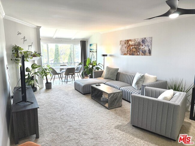 Foto del edificio - 12830 Burbank Blvd