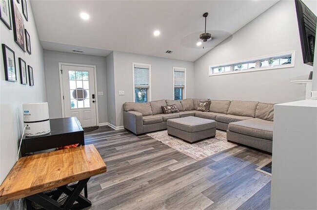 Building Photo - 330 Downing Creek Trail