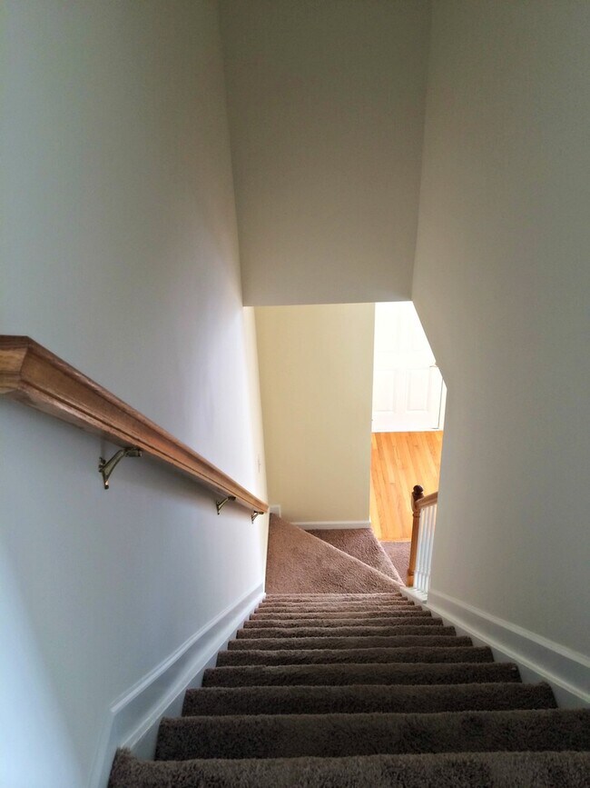 Building Photo - Spacious 4 Bedroom 2.5 Baths located off Jonestown Road!